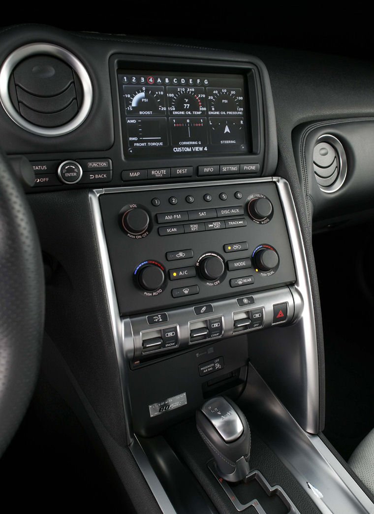 2009 Nissan GT-R Center Console Picture